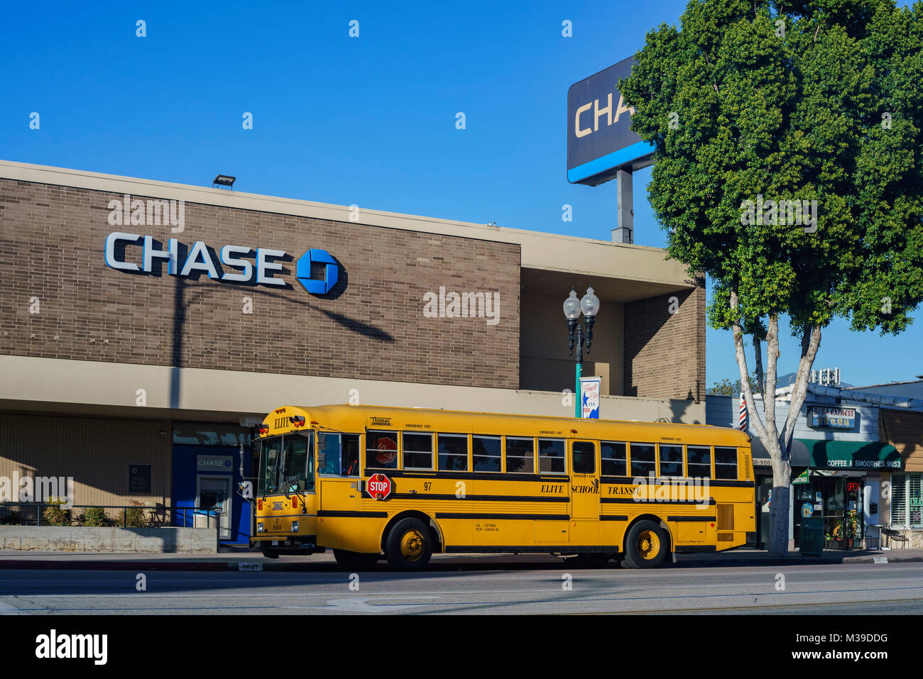 Los Angeles, Jan 23: vista esterna del famoso Chase Bank e giallo scuola bus il Jan 23, 2018 a Los Angeles in California Foto Stock