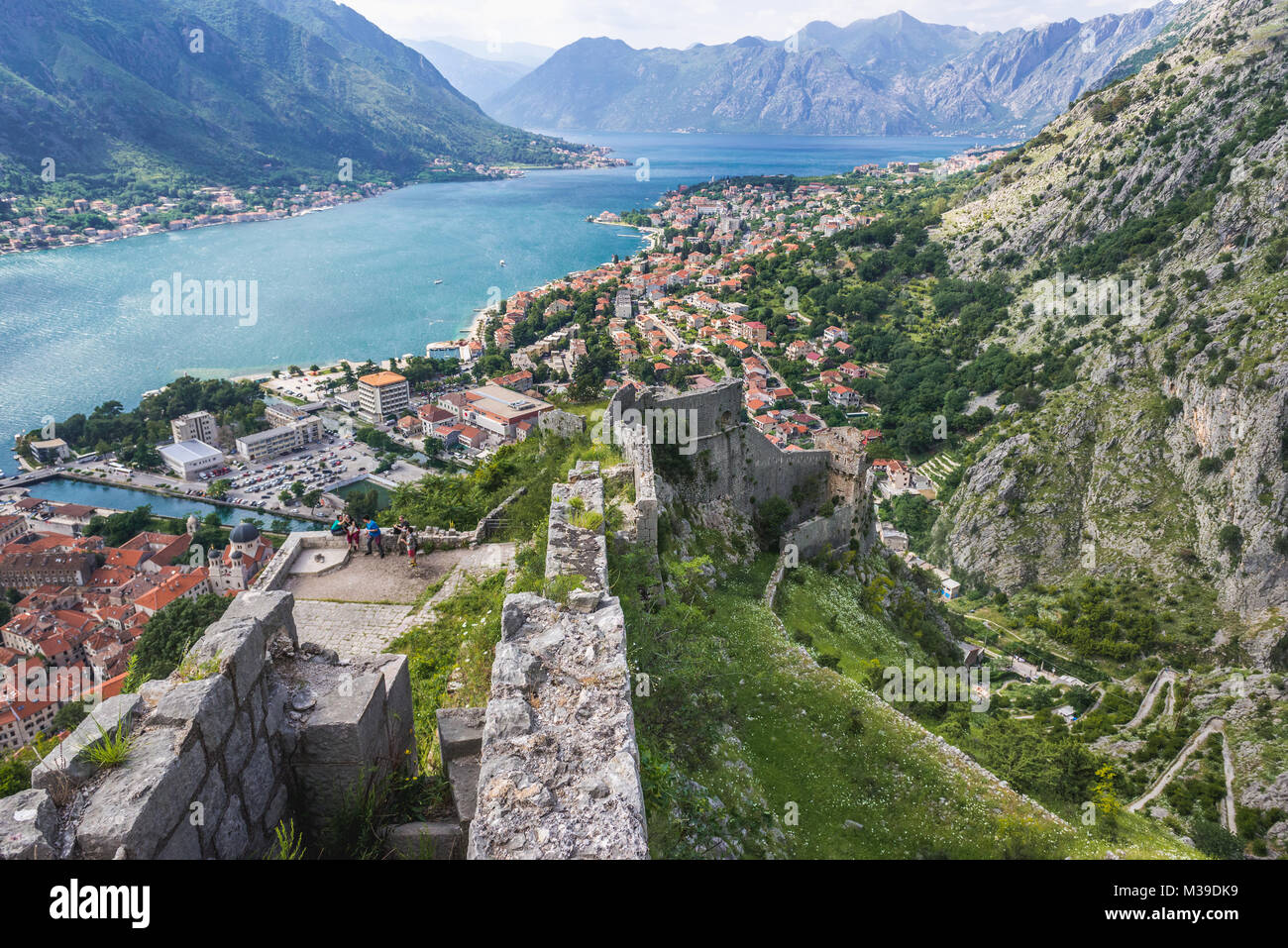 Vecchie pareti della città intorno a San Giovanni nella fortezza di Cattaro città costiera, situata nella Baia di Kotor del Mare Adriatico, Montenegro Foto Stock