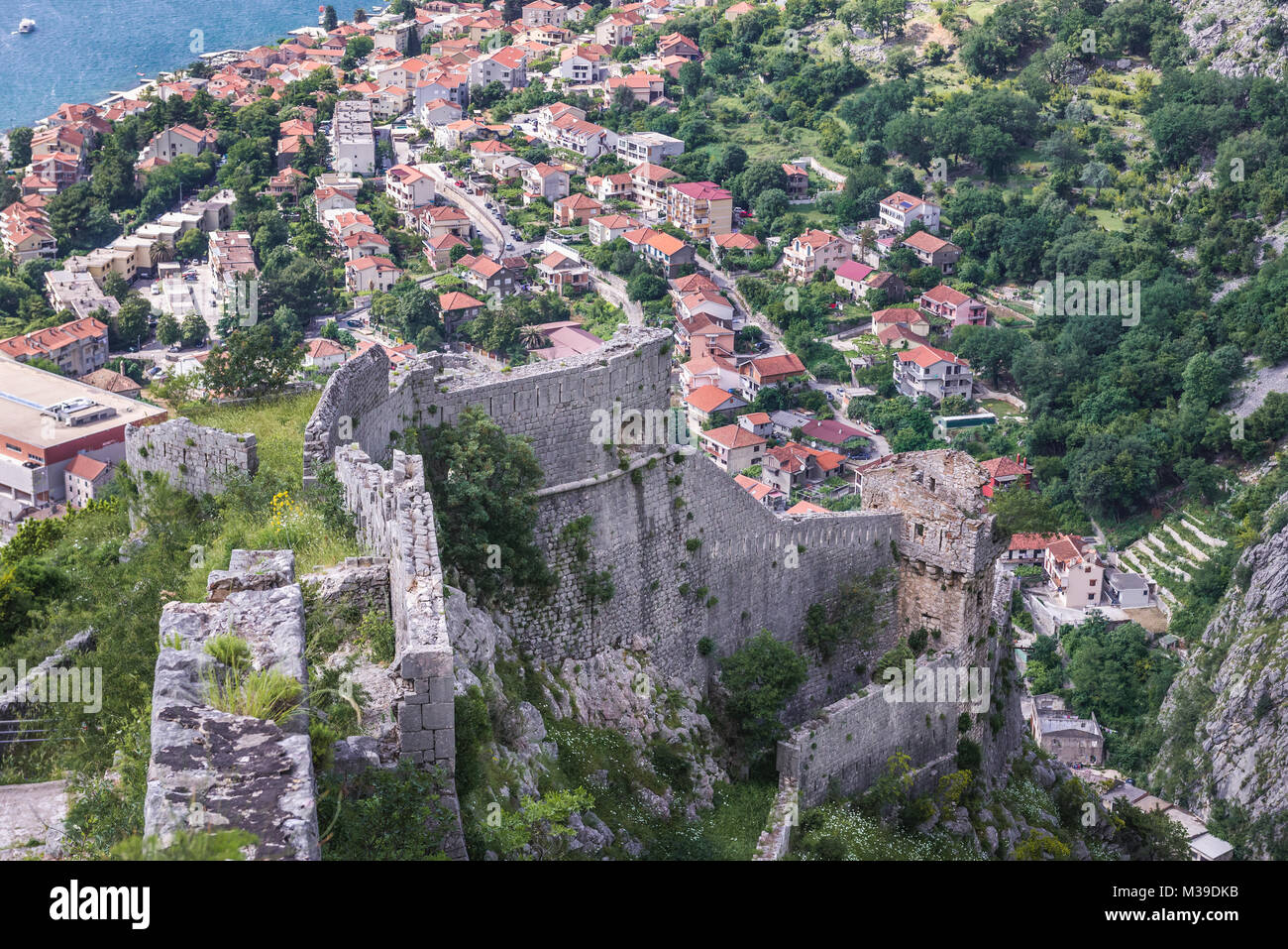 Resti di antiche città vecchia intorno a San Giovanni nella fortezza di Cattaro città costiera, situata nella Baia di Kotor del Mare Adriatico, Montenegro Foto Stock