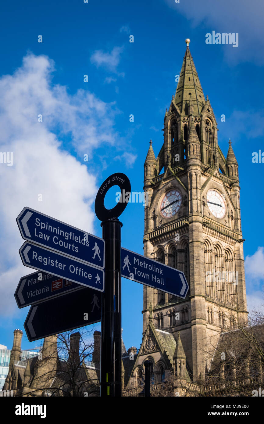 Una vista di Manchester Town Hall con un cartello stradale in una giornata di sole con un cielo azzurro Foto Stock