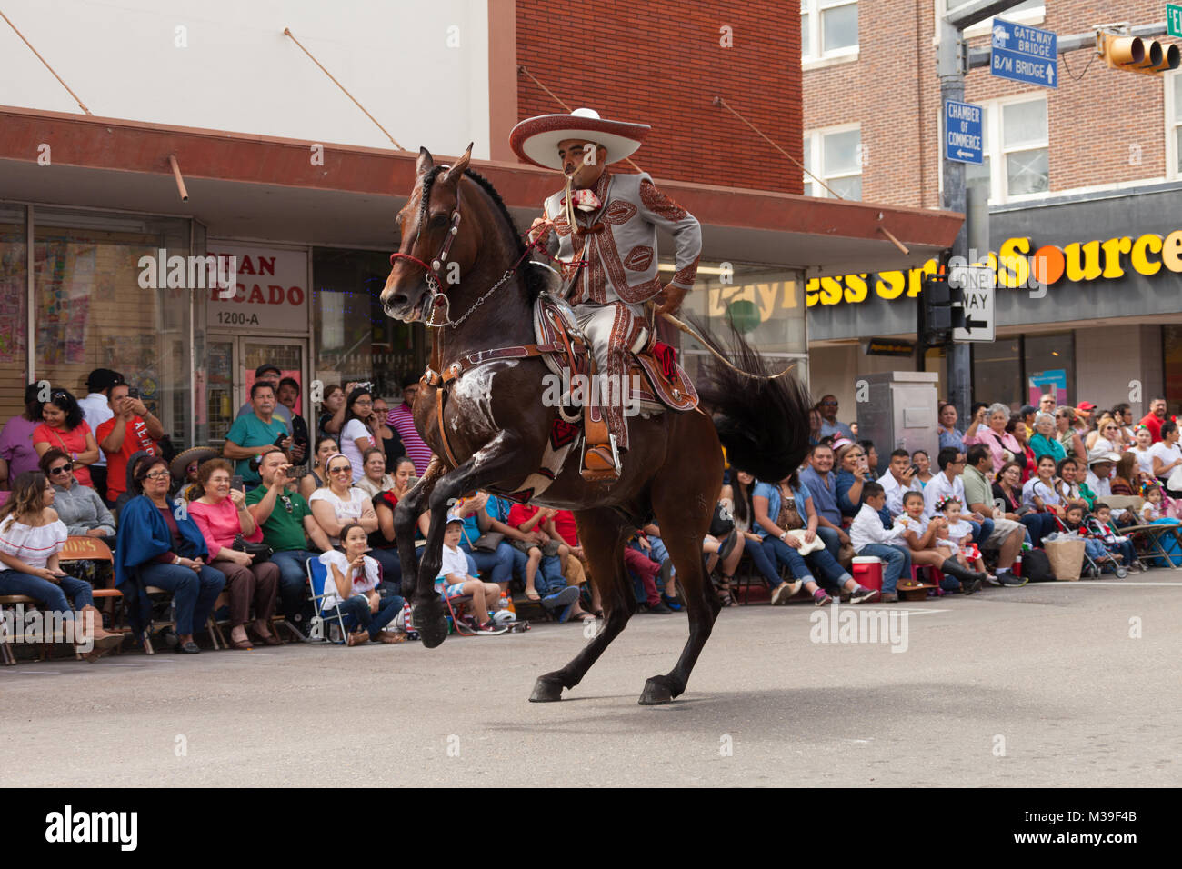 Brownsville, Texas, Stati Uniti d'America - 25 febbraio 2017, Grand Parade internazionale è parte del Charro giorni Fiesta - Fiestas Mexicanas, un bi-festival nazionale Foto Stock