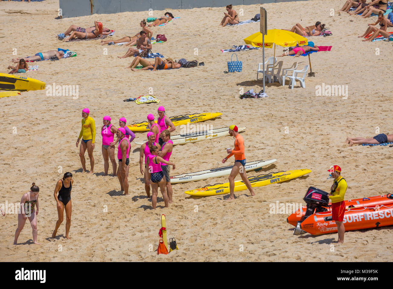 Surf bagnini di salvataggio su Tamarama Beach a Sydney sobborghi orientali, Nuovo Galles del Sud, Australia Foto Stock