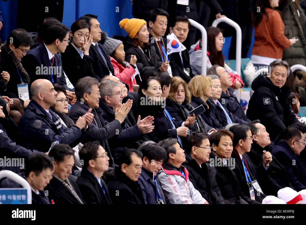 Presidente della Corea del Sud, Moon Jae-in, Presidente del Comitato Olimpico Internazionale Thomas Bach e Kim Yo-jong che frequentano le donne dell'Hockey su Ghiaccio Turno preliminare - Gruppo B, gioco 2 il durante il giorno una delle PyeongChang 2018 Giochi Olimpici Invernali in Corea del Sud. Foto Stock