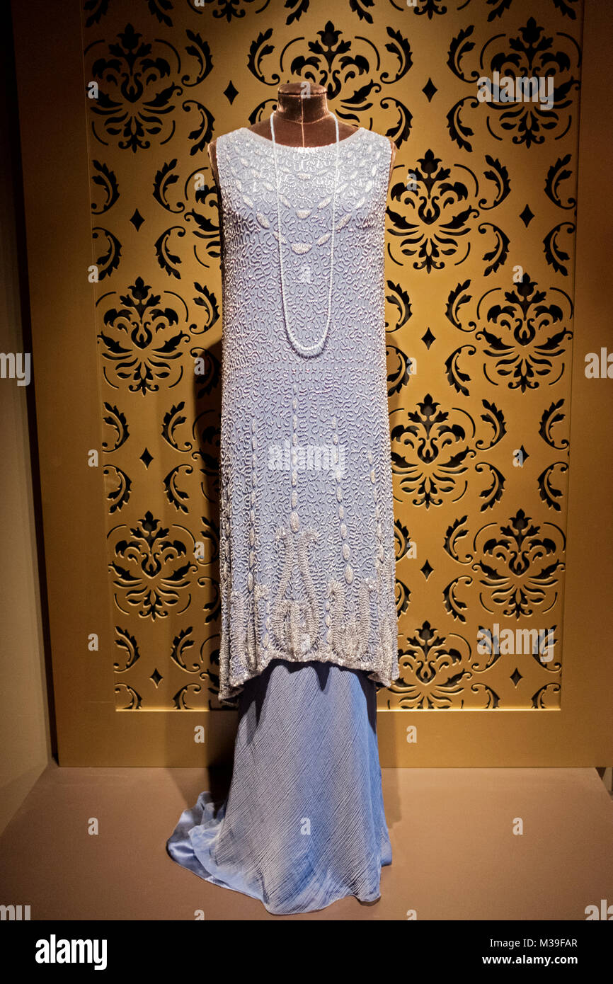L'abito da sera indossato da Lady Edith come si vede a Cavendish Abbey la mostra su West 57th Street in Midtown Manhattan, a New York City. Foto Stock