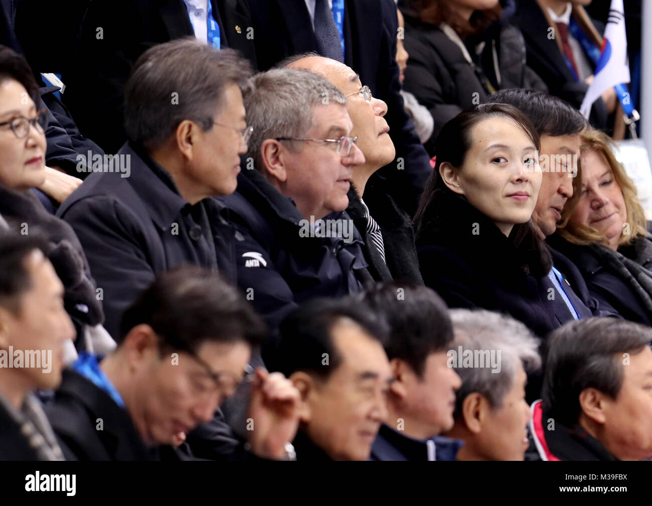 Presidente della Corea del Sud, Moon Jae-in, Presidente del Comitato Olimpico Internazionale Thomas Bach e Kim Yo-jong che frequentano le donne dell'Hockey su Ghiaccio Turno preliminare - Gruppo B, gioco 2 il durante il giorno una delle PyeongChang 2018 Giochi Olimpici Invernali in Corea del Sud. Foto Stock