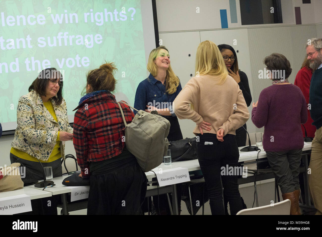 Esercito Nazionale Museo, a Chelsea, Londra, 7/02/2018 Pannello parlare di "fa violenza conquistare voti? Militante del suffragio e il voto". Parlare di celebrare 100 sì Foto Stock