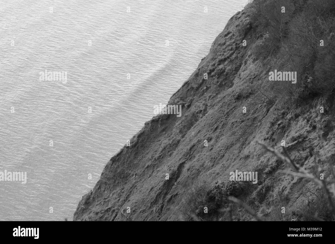 Visualizza in basso a increspata Abstract del Mare del canale in inglese dal picco di alta collina Cliff. Sidmouth, South West Coast Path, East Devon, Regno Unito. Foto Stock