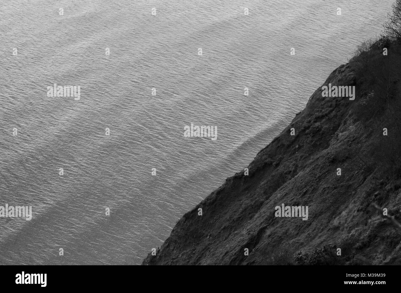 Visualizza in basso a increspata Abstract del Mare del canale in inglese dal picco di alta collina Cliff. Sidmouth, South West Coast Path, East Devon, Regno Unito. Foto Stock