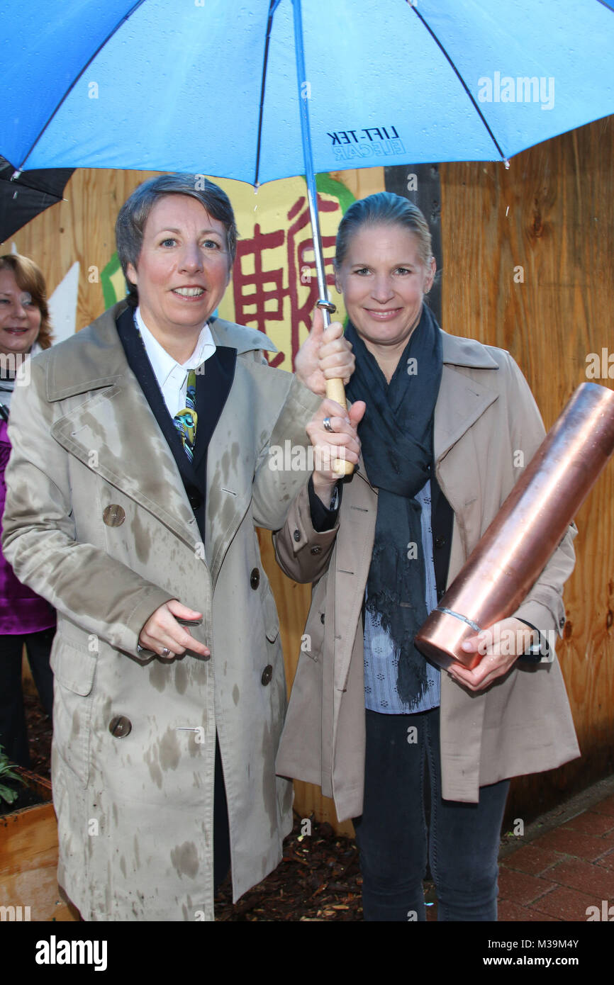 Christiane Dienhold (Geschaeftsfuehrerin des AKK), Cornelia Poletto (Schirmherrin des AKK), Grundsteinlegung für die neue caff im Kinderkrankenhaus Altonaer, Amburgo, 09.09.2013 Foto Stock