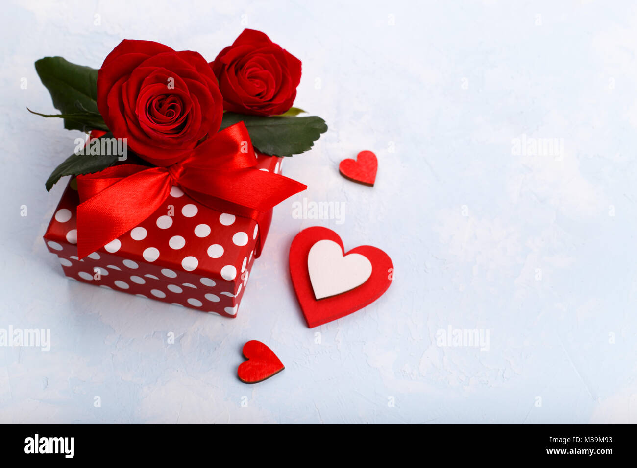 Di San Valentino Festa Della Mamma O Il Biglietto Di Auguri Di Compleanno Con Cuori Rose Rosse E Confezione Regalo Su Fondo Azzurro Laici Piatta Con Spazio Di Copia Foto Stock Alamy