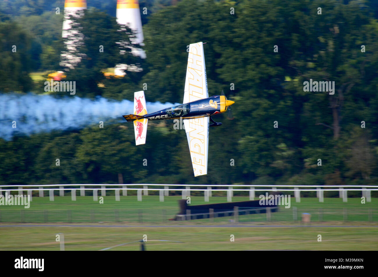 Challenger pilota di classe Mélanie Astles Red Bull Air Race Royal Ascot Racecourse race course battenti passato un recinto di salto Foto Stock