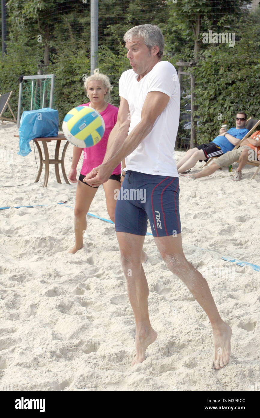 Thorsten Schroeder (Tagesschausprecher), Magdalena Brzeska (Ex-Turnerin), la carità Beachvolleyball Turnier zu Gunsten der 'Berenberg Kids' Stiftung (75000 euro Spenden sammelten die squadre Vorwege im) auf dem Beach centre Hamburg, Amburgo, 25.08.2012 Foto Stock