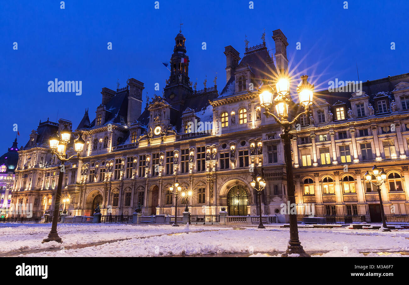 Il municipio di Parigi di notte in inverno , Francia. Foto Stock