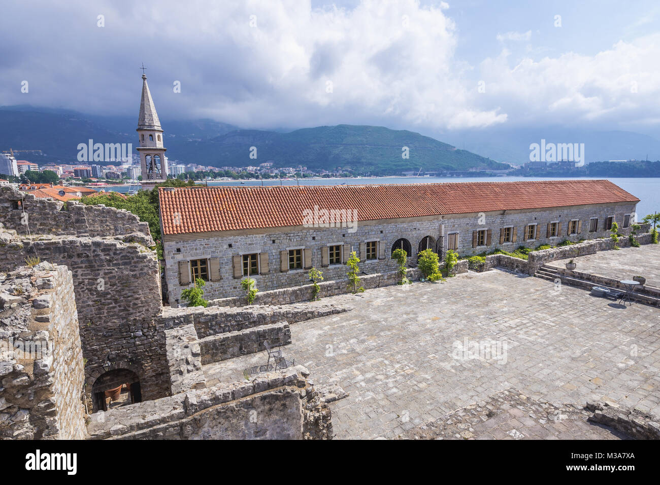 Sul tetto della cittadella, la città vecchia di Budva città sul mare Adriatico costa in Montenegro. Vista con il campanile di San Giovanni Battista cattedrale Foto Stock