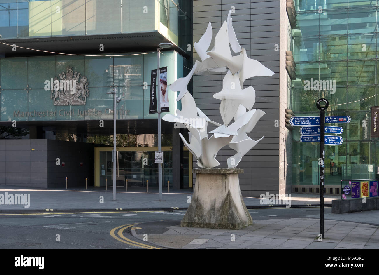 Le colombe della pace scultura da Michael Lyons fuori Manchester giustizia civile Center Building, Manchester, Inghilterra, Regno Unito Foto Stock