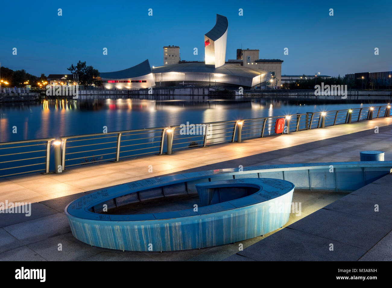 L'Imperial War Museum North di notte, Salford Quays, Greater Manchester, Inghilterra, Regno Unito Foto Stock