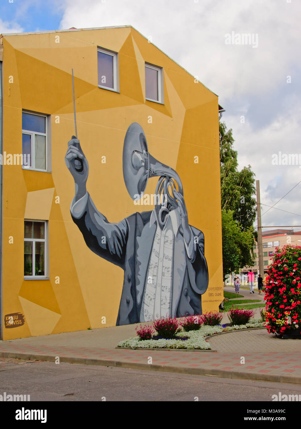 La pittura murale di un uomo in possesso di un direttore di bacchetta e da un avvisatore acustico come capo, che si trova vicino al Grande Ambra connert hall di Liepaja, Lettonia Foto Stock