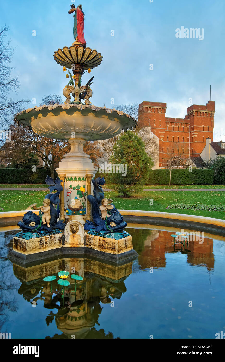 UK,Somerset,Taunton,Vivary Park,Queen Victoria Memorial Fontana con Jellalabad Baracks in background Foto Stock