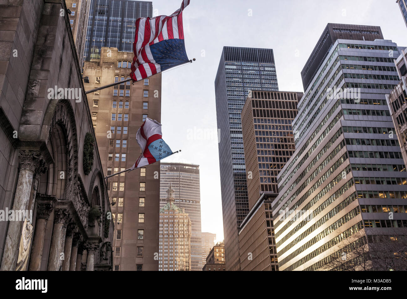 American e bandiera cristiana, con grattacieli in background. New York. Foto Stock