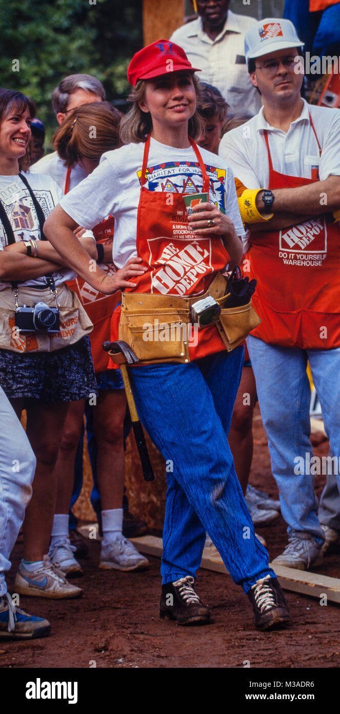 Hillary Clinton lavora al telaio di una casa durante un Habitat for Humanity house di Atlanta, Georgia. Il build incluse volontari quali Bill, Chelsea e Hillary Clinton Al e il ribaltatore Gore e Jimmy and Rosalynn Carter. Foto Stock