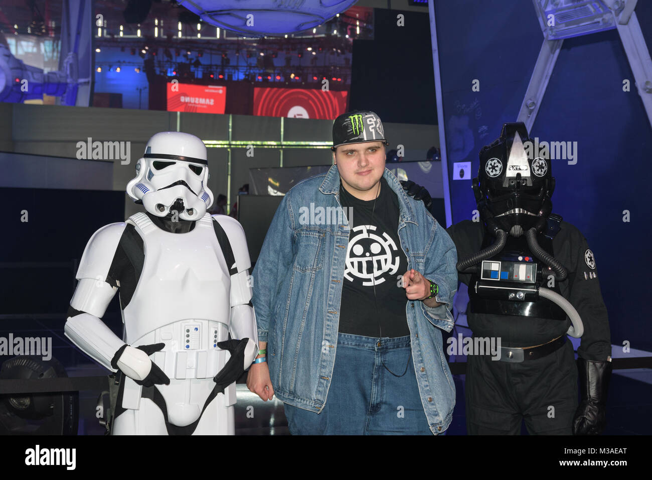 Colonia, Germania - 24 agosto 2017: un giocatore in posa con due star wars attori per il gioco di star wars battlefront ii della società EA in occasione di gamescom 2017. Foto Stock