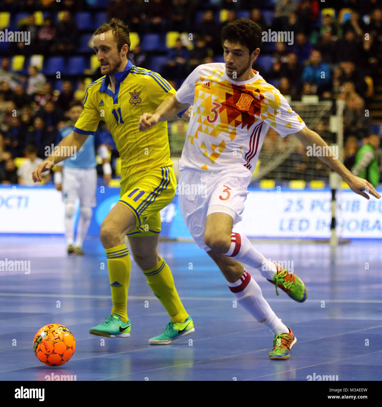 Kiev, Ucraina - 28 gennaio 2017: Mykola Bilotserkivets dell'Ucraina (L) combatte per una sfera con Marc Tolra della Spagna nel corso del loro cordiale Futsal corrispondono a un Foto Stock