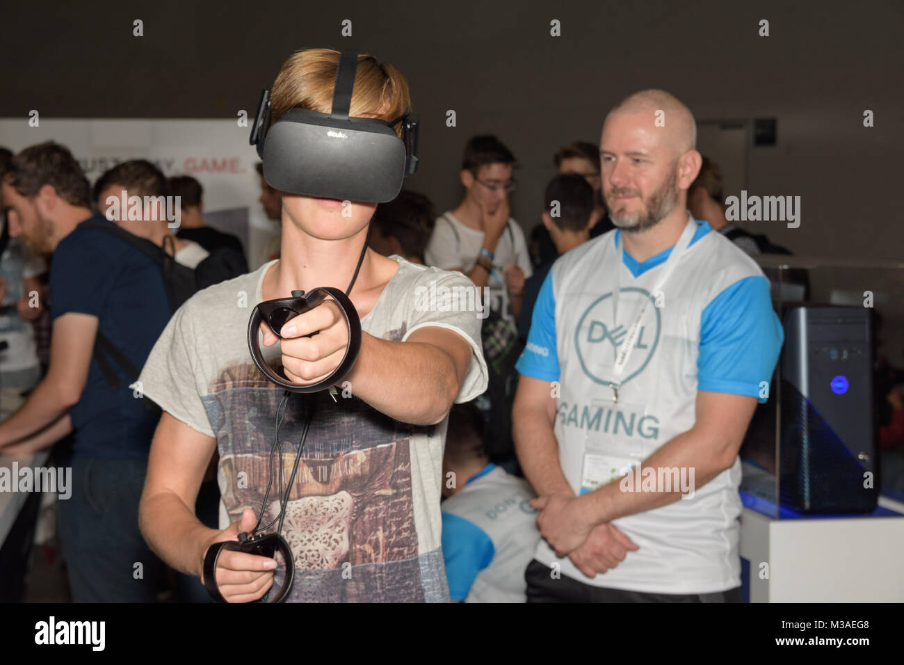 Colonia, Germania - 24 agosto 2017: un visitatore è la riproduzione di un gioco di realtà virtuale con occhio rift + touch al boot di Dell per i giochi in occasione di gamescom 2017. Foto Stock