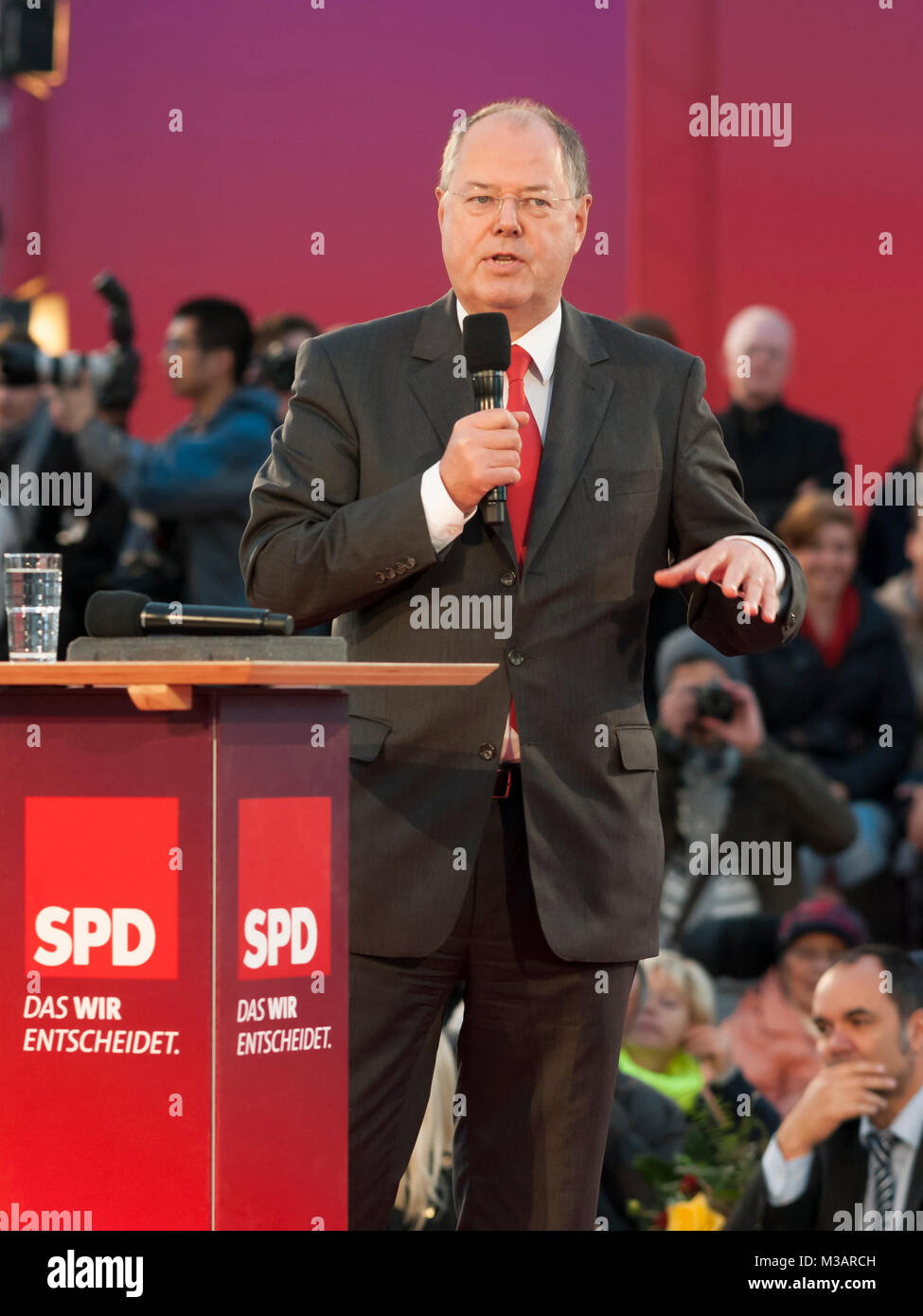 Peer Steinbrück beim Wahlkampf der SPD Kundgebung zur Bundestagswahl 2013 'Endspurt mit Peer Steinbrück' auf dem Berliner Alexanderplatz. Foto Stock