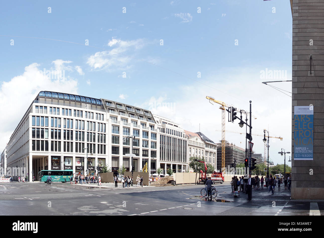 Lärmschutzmaßnahmen beim VW Automobil Forum Unter den Linden ecke Friedrichstraße für den Weiterbau der U-Bahn-Linie 5 im Bezirk Mitte Foto Stock