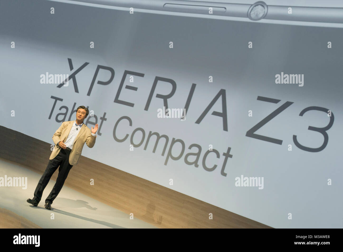 Kunimasa Suzuki, EVP, Sony Corporation, Presidente e CEO di Sony Mobile Communications stellt die neuen Xperia Z3 Produktpaette bei der Pressekonferenz auf der IFA 2014 ( Internationale Funkausstellung ) unterm Funkturm Berlino vor. Foto Stock