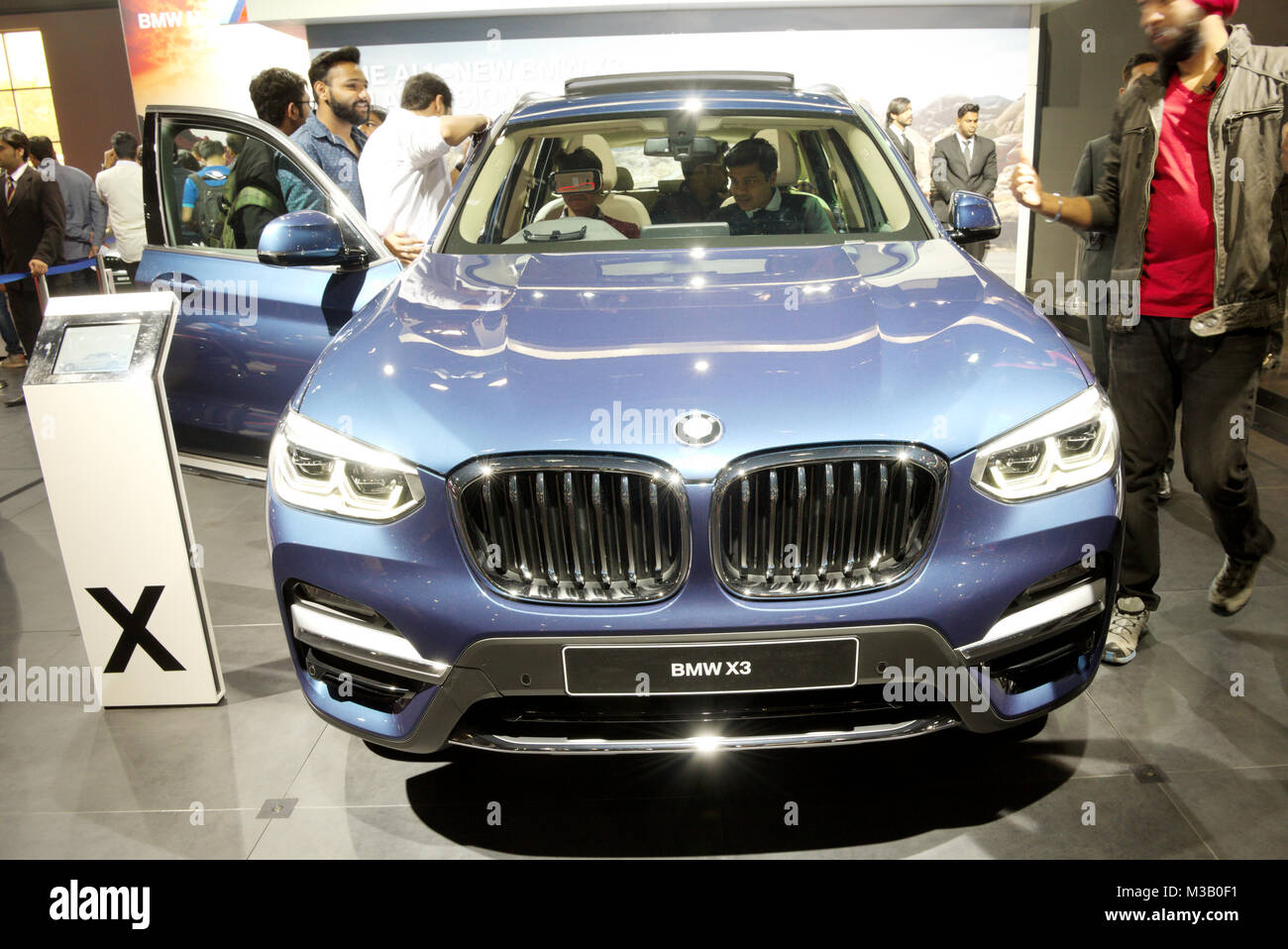 Maggiore noida, India. 9 febbraio 2018. I visitatori a trovare più circa la BMW X3 20d Linea lusso auto sul display presso l'Auto Expo 2018 in India Expo Mart in maggiore noida, India. L'Auto Expo è un evento biennale e si svolge durante 9 al 14 febbraio 2018. Credito: Karunesh Jöhri/Alamy Live News. Foto Stock