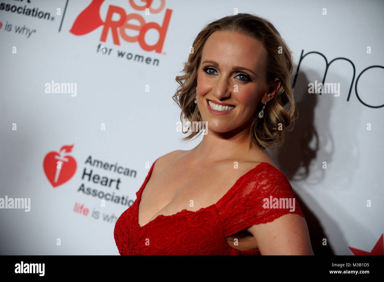 NEW YORK, NY - febbraio 08: Dana Vollmer passeggiate la pista durante l'associazione americana del cuore di andare in rosso per le donne Red Dress Collection 2018 presentato da Macy's foto di classe a sala da ballo Hammerstein 8 febbraio 2018 nella città di New York. Persone: Dana Vollmer Foto Stock