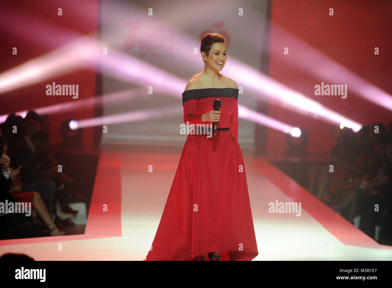 NEW YORK, NY - febbraio 08: Lea Salonga passeggiate la pista durante l'associazione americana del cuore di andare in rosso per le donne Red Dress Collection 2018 presentato da Macy's foto di classe a sala da ballo Hammerstein 8 febbraio 2018 nella città di New York. Persone: Lea Salonga Foto Stock