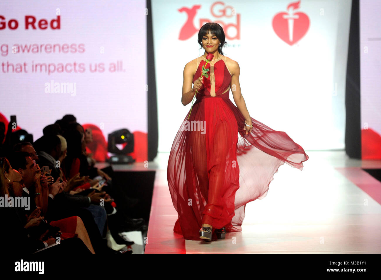 New York, Stati Uniti d'America. Rachel Lindsay cammina la pista al vestito rosso Collezione 2018 Fashion Show presentato da Macy's durante la settimana della moda di New York e American Heart mese presso la sala da ballo Hammerstein 8 febbraio 2018 nella città di New York. Credito: Geisler-Fotopress/Alamy Live News Foto Stock