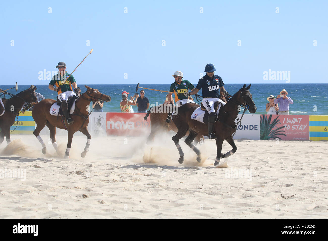 Adelaide Australia 10 febbraio 2018. Squadre provenienti da Australia e Singapore contestano la Pol Roger Beach Polo corrispondono a Glenelg Adelaide con ogni squadra composta da tre giocatori in contrapposizione a quattro giocare quattro sette minuti di periodi Chukkas chiamato. Dubai è stata accreditata con la creazione di questo sport nel 2004 e la prima spiaggia Polo World Cup si è svolta a Miami negli Stati Uniti nel 2005 Foto Stock