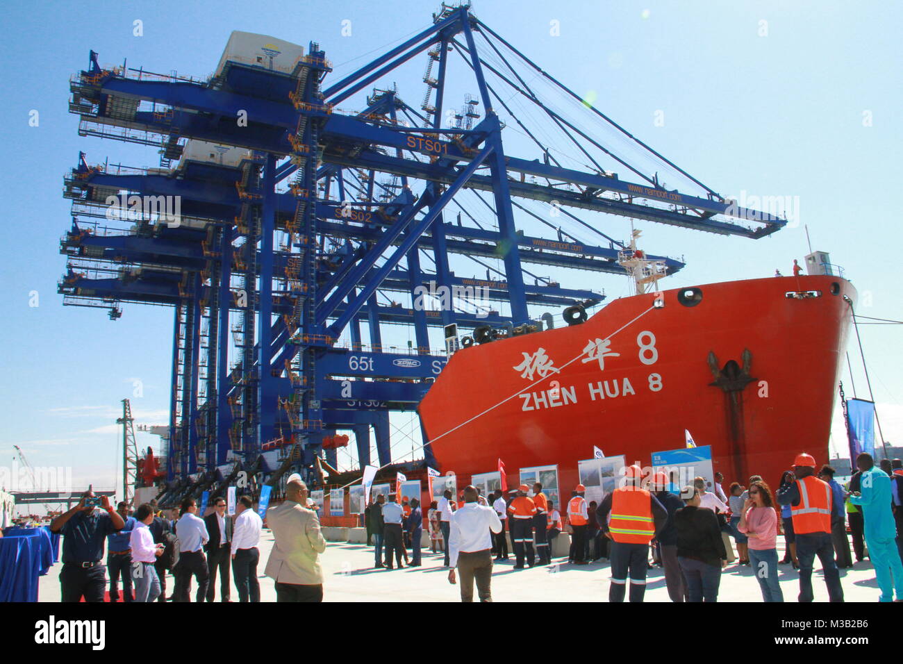 A Windhoek, Namibia. Il 9 febbraio, 2018. La nave gru da carico dalla Cina docks in Walvis Bay, Namibia, nel febbraio 9, 2018. La Namibia è la porta della città costiera di Walvis Bay diventerà il 'most perla brillante sulla costa atlantica del sud-ovest dell' Africa con la consegna di quattro ship-to-shore (STS) gru prodotte dalla Cina, l'ambasciatore cinese al paese detto venerdì. La gru, fabbricato dalla Cina Zhenhua Port Machinery Company, verranno distribuiti presso il nuovo terminal di container che dovrebbe essere completato entro metà-2019. Credito: Wu Changwei/Xinhua/Alamy Live News Foto Stock