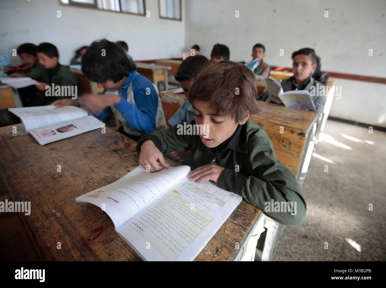 Sanaa, Yemen. 10 Febbraio, 2018. Yemenita studenti frequentano una classe il primo giorno del nuovo semestre presso una scuola in Sanaa, Yemen, 10 febbraio 2018. Circa 2 milioni di euro del 7,3 milioni di bambini in età scolare in Yemen non hanno accesso all'istruzione come scuole yemenita sono operative solo per due ore al giorno. Credito: Hani Al-Ansi/dpa/Alamy Live News Foto Stock