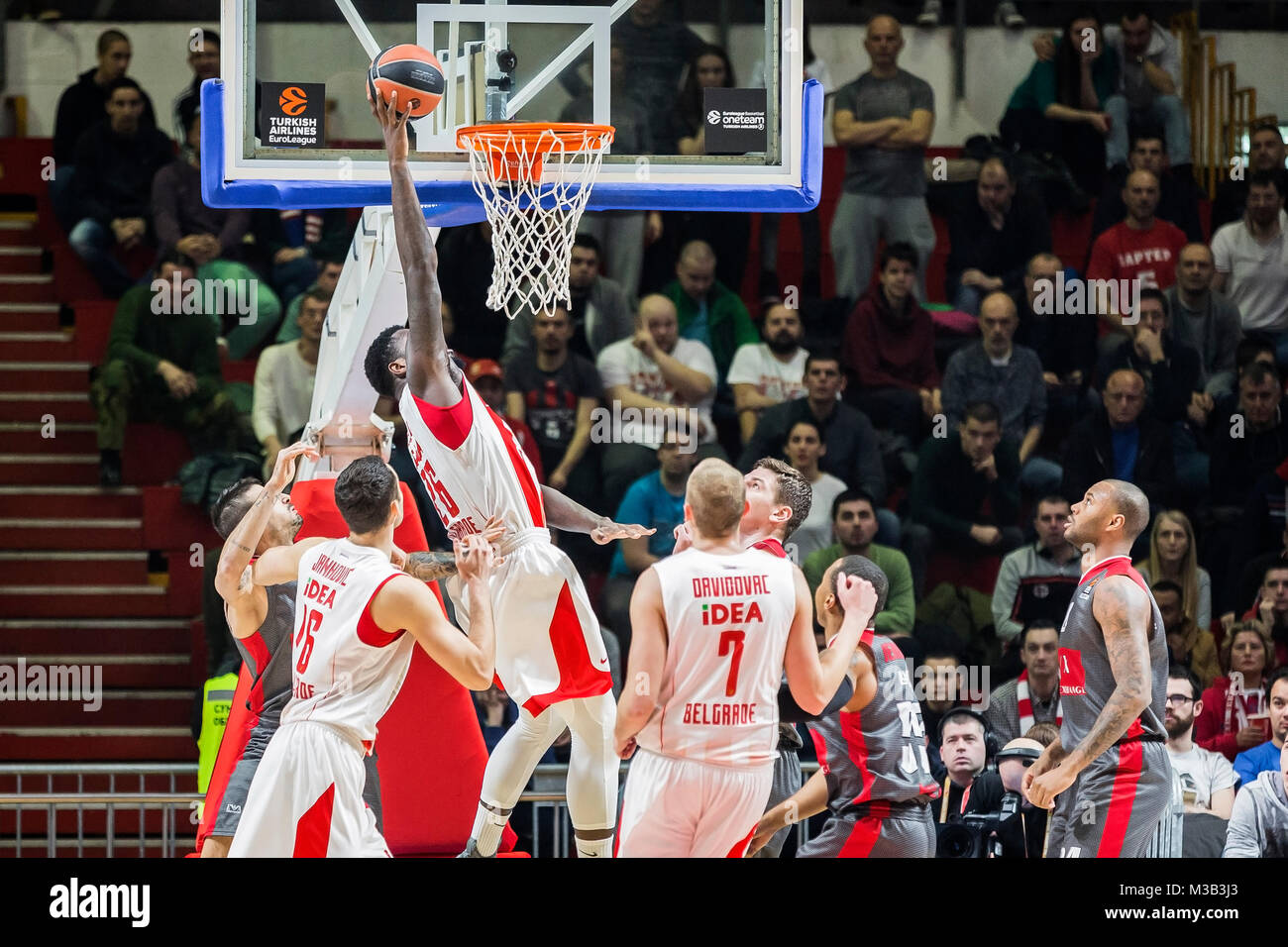 9 febbraio 2018, Aleksandar Nikolic Hall, Belgrado, Serbia; Eurolega di basket, Crvenz Zvezda mts Belgrado versus AX Armani Exchange Olimpia Milano; Centro Mathias Lessort di Crvena Zvezda Belgrado mts schiacciate durante la partita Foto Stock