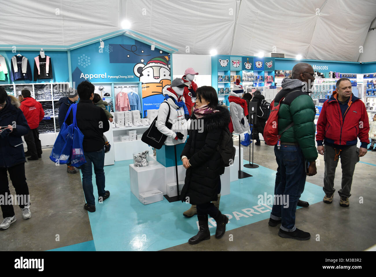 Gangneung, Corea del Sud. Xx Febbraio 2018. La gente a piedi attraverso un pop-up shopping center olimpiadi di vendita della merce e di vari sport invernali di elementi in Gangneung, Corea del Sud, 20 febbraio 2018. Credito: Pietro Kneffel/dpa/Alamy Live News Foto Stock