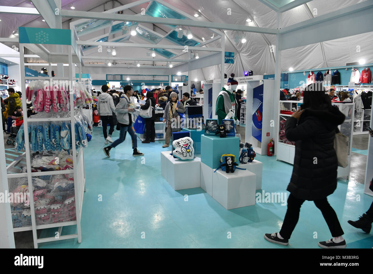 Gangneung, Corea del Sud. Xx Febbraio 2018. La gente a piedi attraverso un pop-up shopping center olimpiadi di vendita della merce e di vari sport invernali di elementi in Gangneung, Corea del Sud, 20 febbraio 2018. Credito: Pietro Kneffel/dpa/Alamy Live News Foto Stock