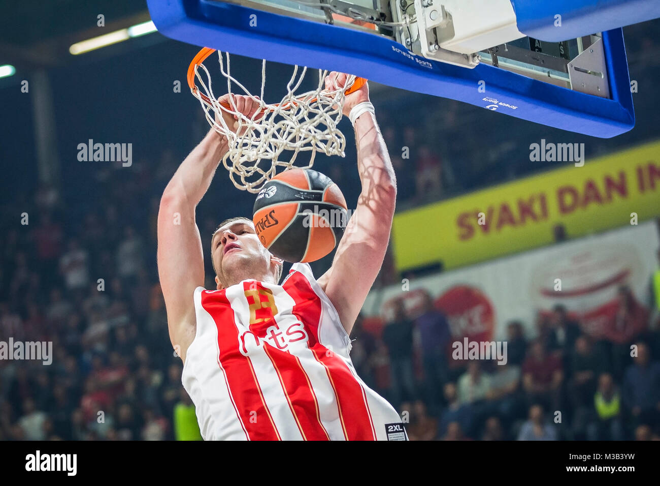 9 febbraio 2018, Aleksandar Nikolic Hall, Belgrado, Serbia; Eurolega di basket, Crvenz Zvezda mts Belgrado versus AX Armani Exchange Olimpia Milano; Centro Alan Omic di Crvena Zvezda Belgrado mts schiacciate sul cestello Foto Stock