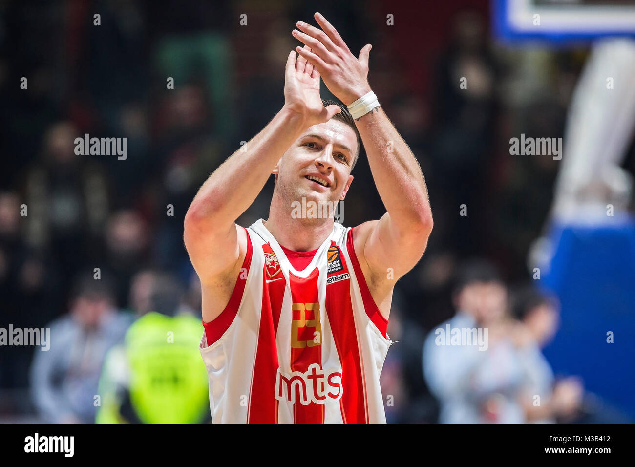 9 febbraio 2018, Aleksandar Nikolic Hall, Belgrado, Serbia; Eurolega di basket, Crvenz Zvezda mts Belgrado versus AX Armani Exchange Olimpia Milano; Centro Alan Omic di Crvena Zvezda Belgrado mts saluta i tifosi con applausi Foto Stock