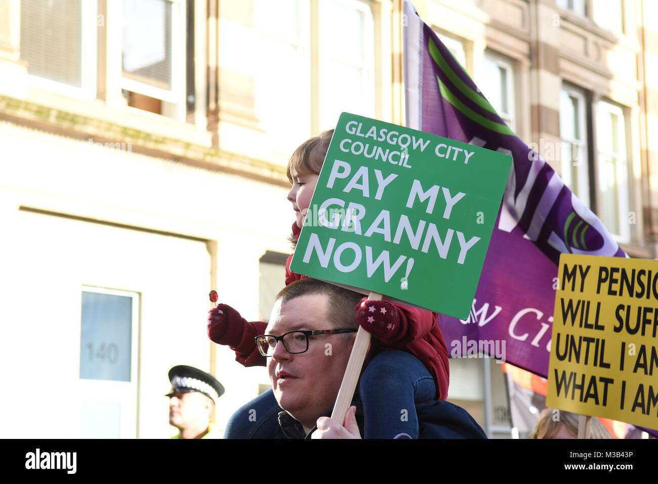 Glasgow, Scotland, Regno Unito - 10 Febbraio 2018: Donne dimostrando in corrispondenza di una pari retribuzione protesta in Glasgow, guidato da donne abbigliate come suffragettes.Credit: Kay Roxby/Alamy Live News Foto Stock