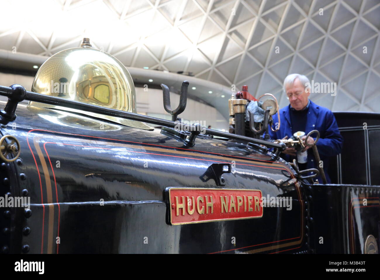Londra, Regno Unito. 10 Febbraio, 2018. Motori a vapore sul Kings Cross concourse passeggero a Londra, il Feb 10 2018 Credit: Monica pozzetti/Alamy Live News Foto Stock
