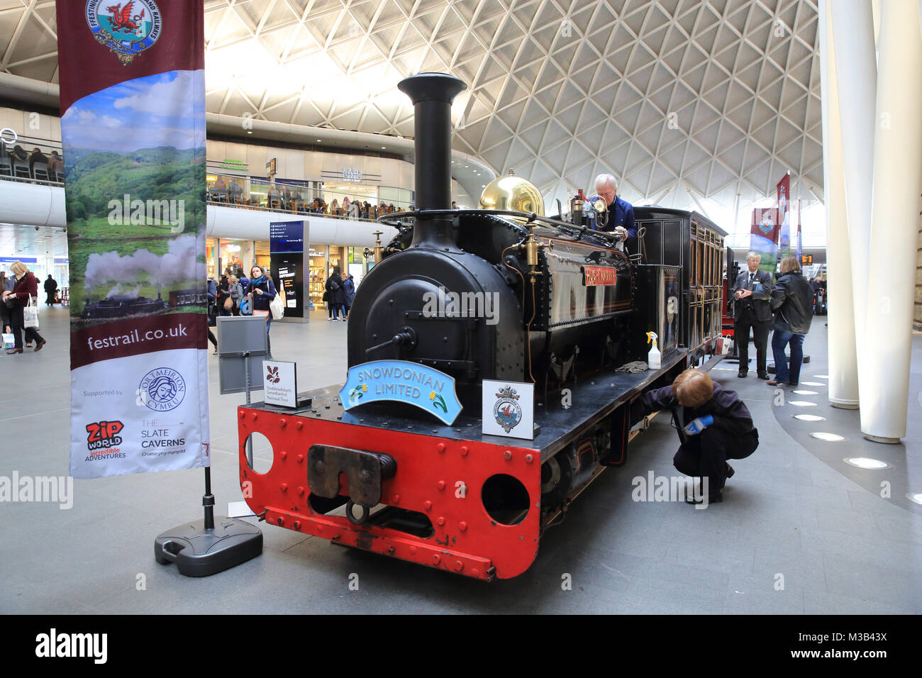 Londra, Regno Unito. 10 Febbraio, 2018. Motori a vapore sul Kings Cross concourse passeggero a Londra, il Feb 10 2018 Credit: Monica pozzetti/Alamy Live News Foto Stock