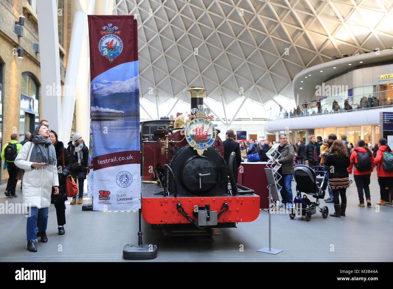 Londra, Regno Unito. 10 Febbraio, 2018. Motori a vapore sul Kings Cross concourse passeggero a Londra, il Feb 10 2018 Credit: Monica pozzetti/Alamy Live News Foto Stock