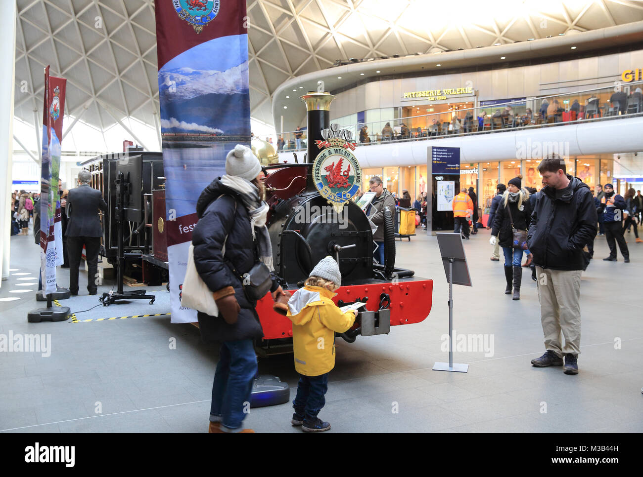 Londra, Regno Unito. 10 Febbraio, 2018. Motori a vapore sul Kings Cross concourse passeggero a Londra, il Feb 10 2018 Credit: Monica pozzetti/Alamy Live News Foto Stock