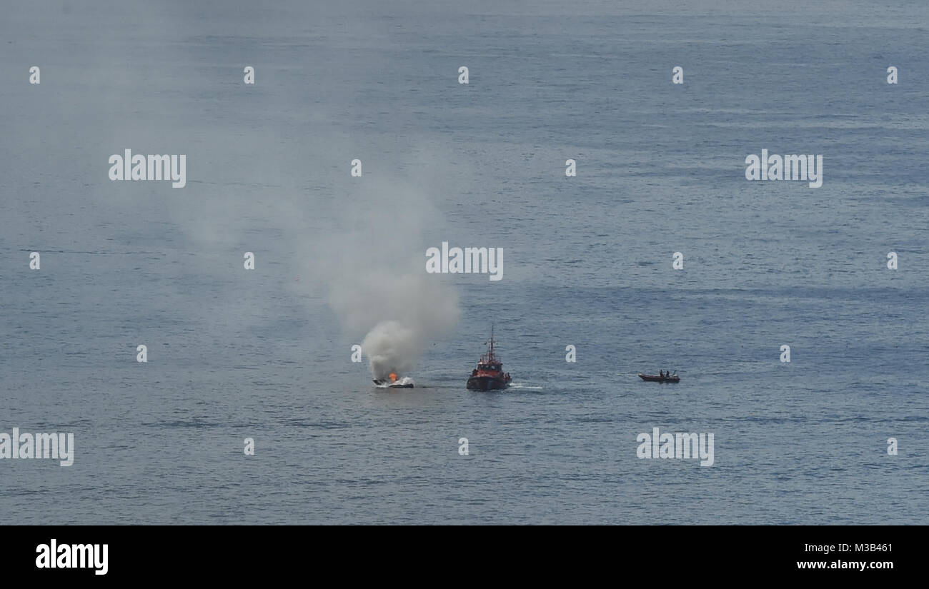 Costa Adeje, Tenerife. 10 Febbraio, 2018. Una barca è visto sul fuoco in Costa Adeje, Tenerife. Credito: Dave Baxter/Alamy Live News. Foto Stock