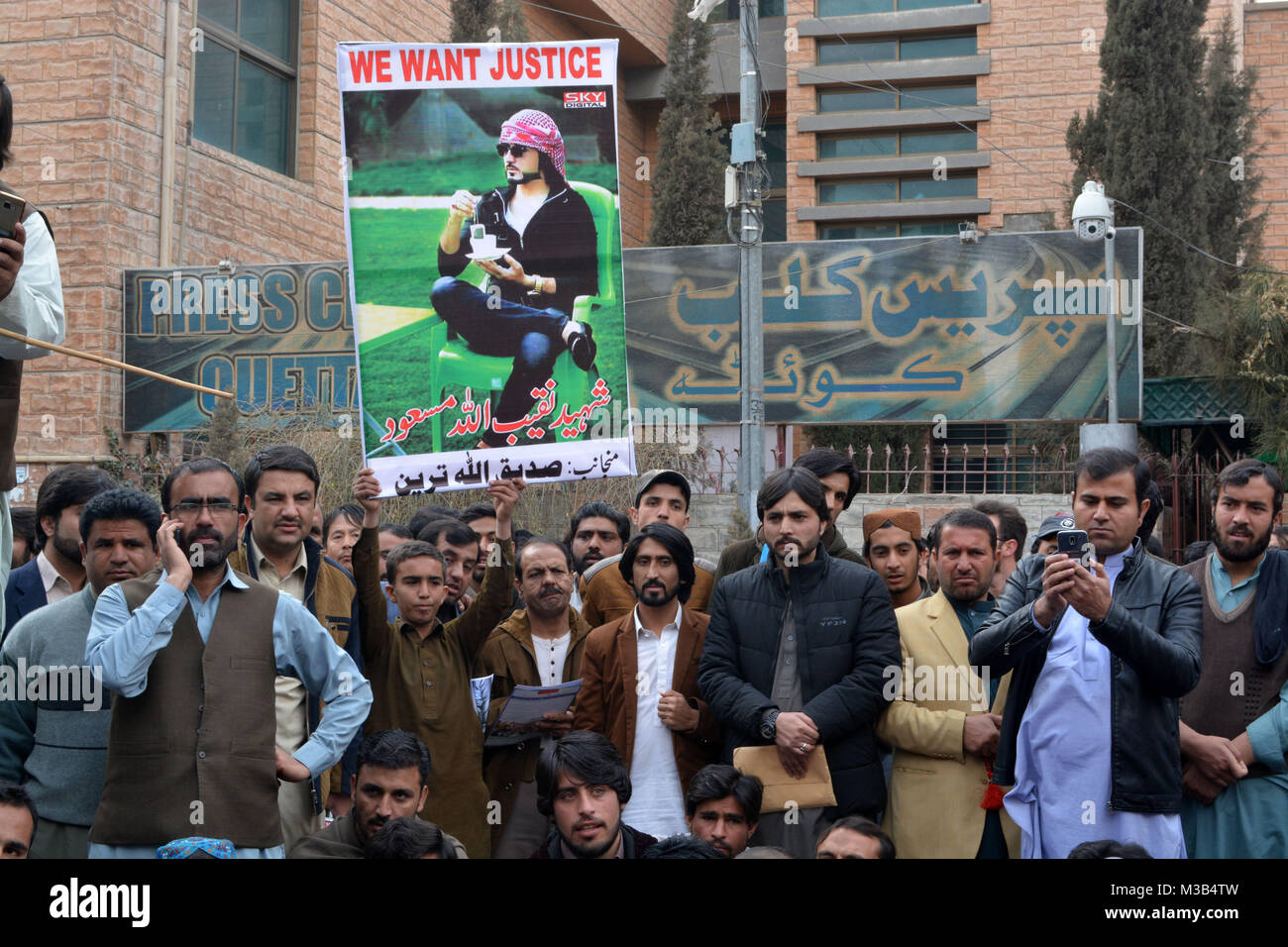 QUETTA, Pakistan. Feb-10 2018: centinaia di persone protestano in favore delle esigenze di tutti i pashtun Qaumi Jirga lunga marcia da Feb-01 2018 a capitale pakistana Islamabad a fronte di Quetta Press Club. Credit: Din Muhammad Watanpaal/Alamy Live News Foto Stock