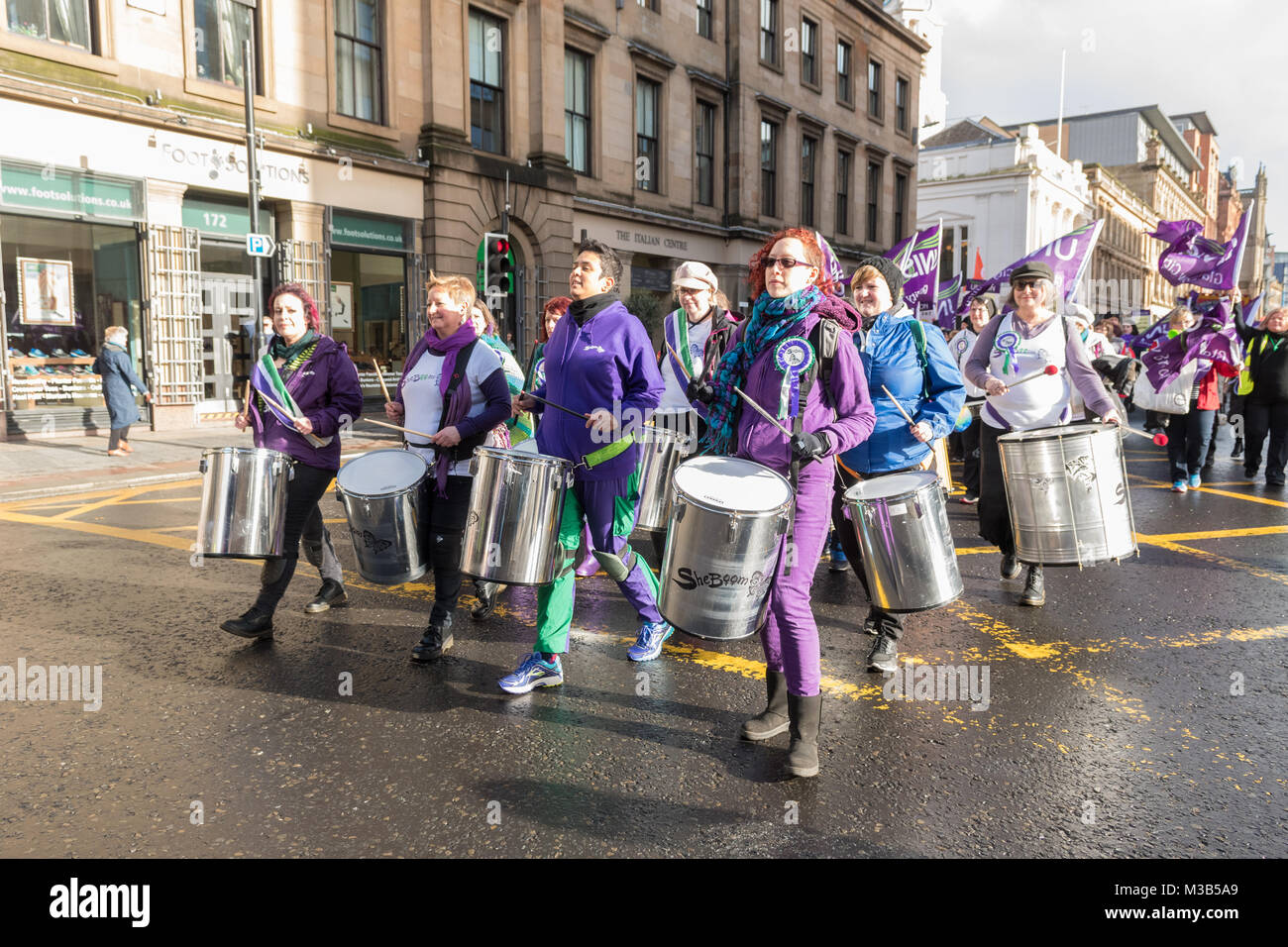 Glasgow, Scotland, Regno Unito - 10 Febbraio 2018: SheBoom donne batteristi dimostranti di accompagnamento in corrispondenza di una pari retribuzione protesta in Glasgow, guidato da donne abbigliate come credito suffragettes: Kay Roxby/Alamy Live News Foto Stock